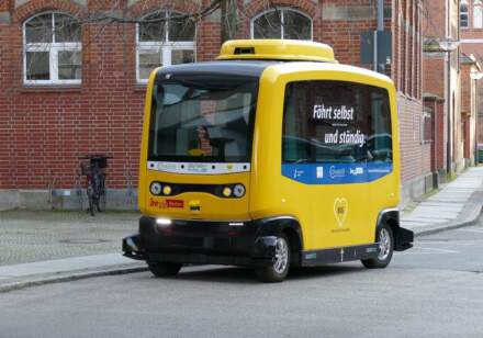 Jak rozwija się autonomiczny transport w praktyce i jakie ma wyzwania?